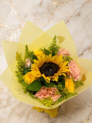 bouquet sencillo con rosas y girasoles con domicilio hoy mismo en cartagena