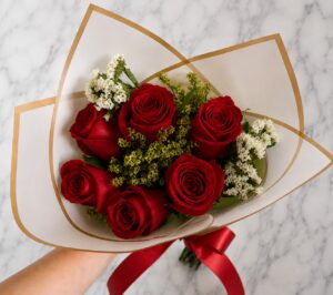 bouquet de rosas rojas sencillo con domicilio en cartagena